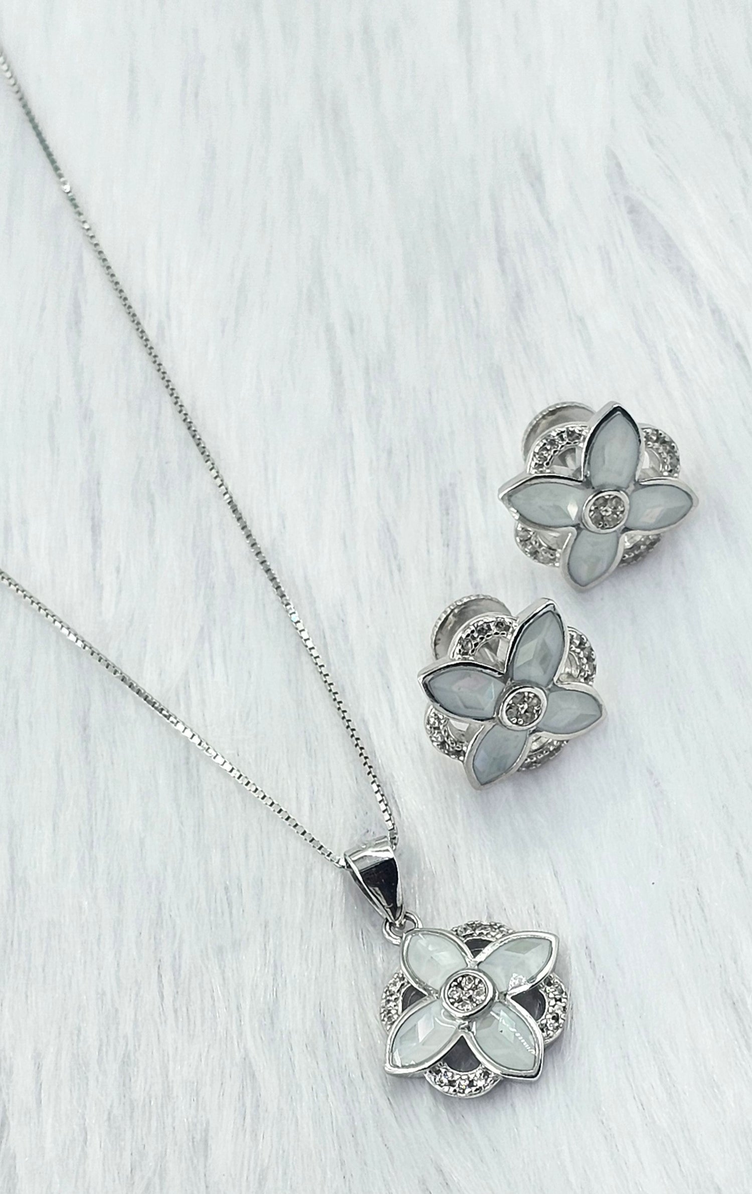 92.50 Silver Chain Pendent Set 208