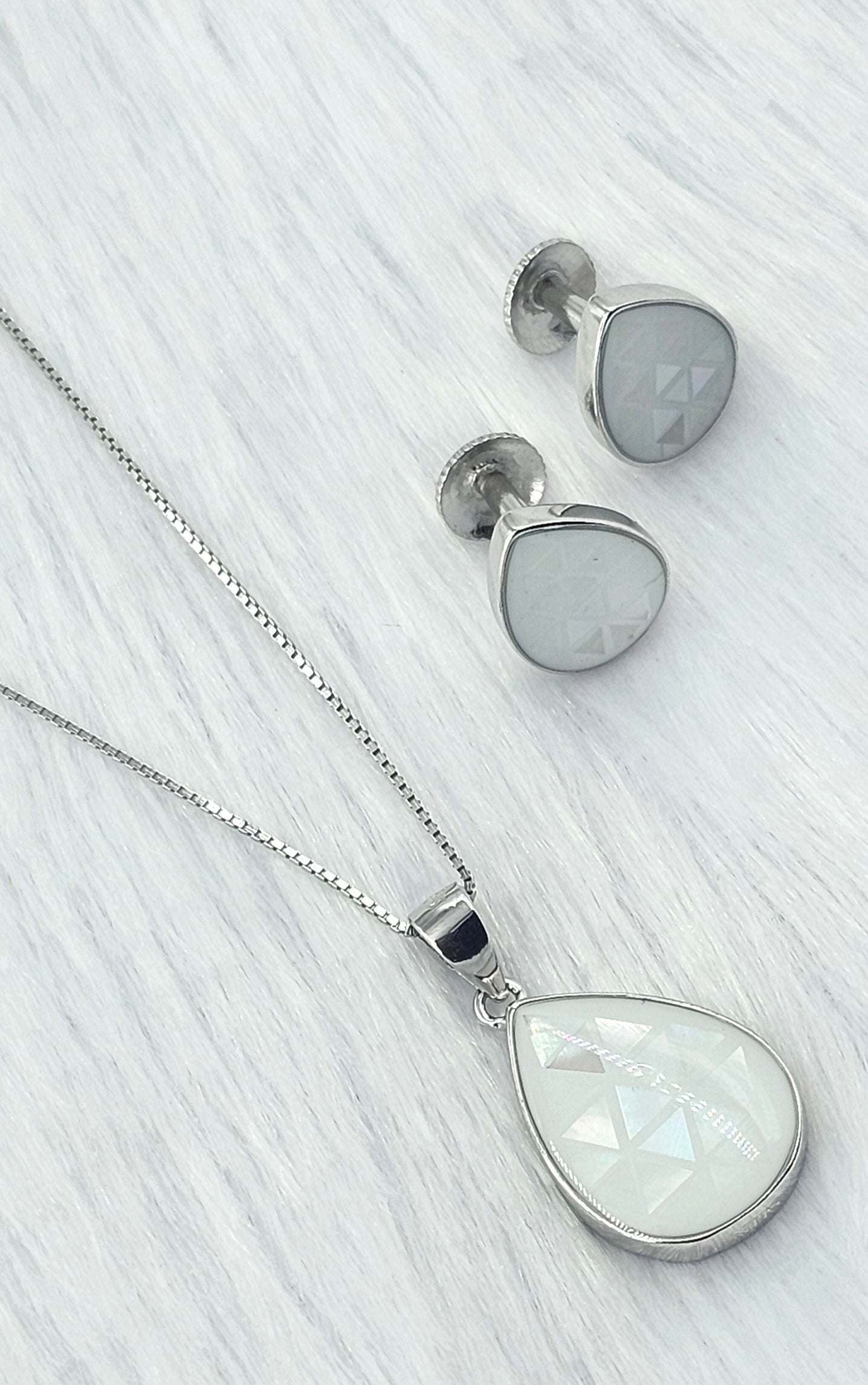 92.50 Silver Chain Pendent Set 195