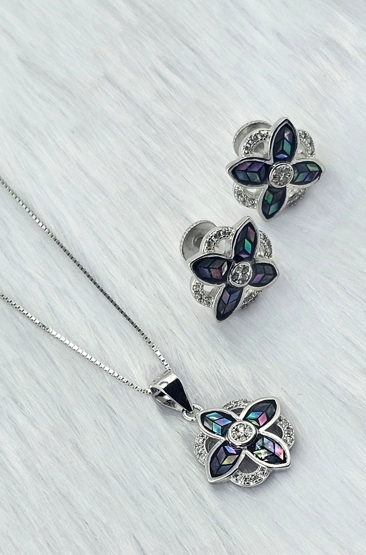 92.50 Silver Chain Pendent Set 198