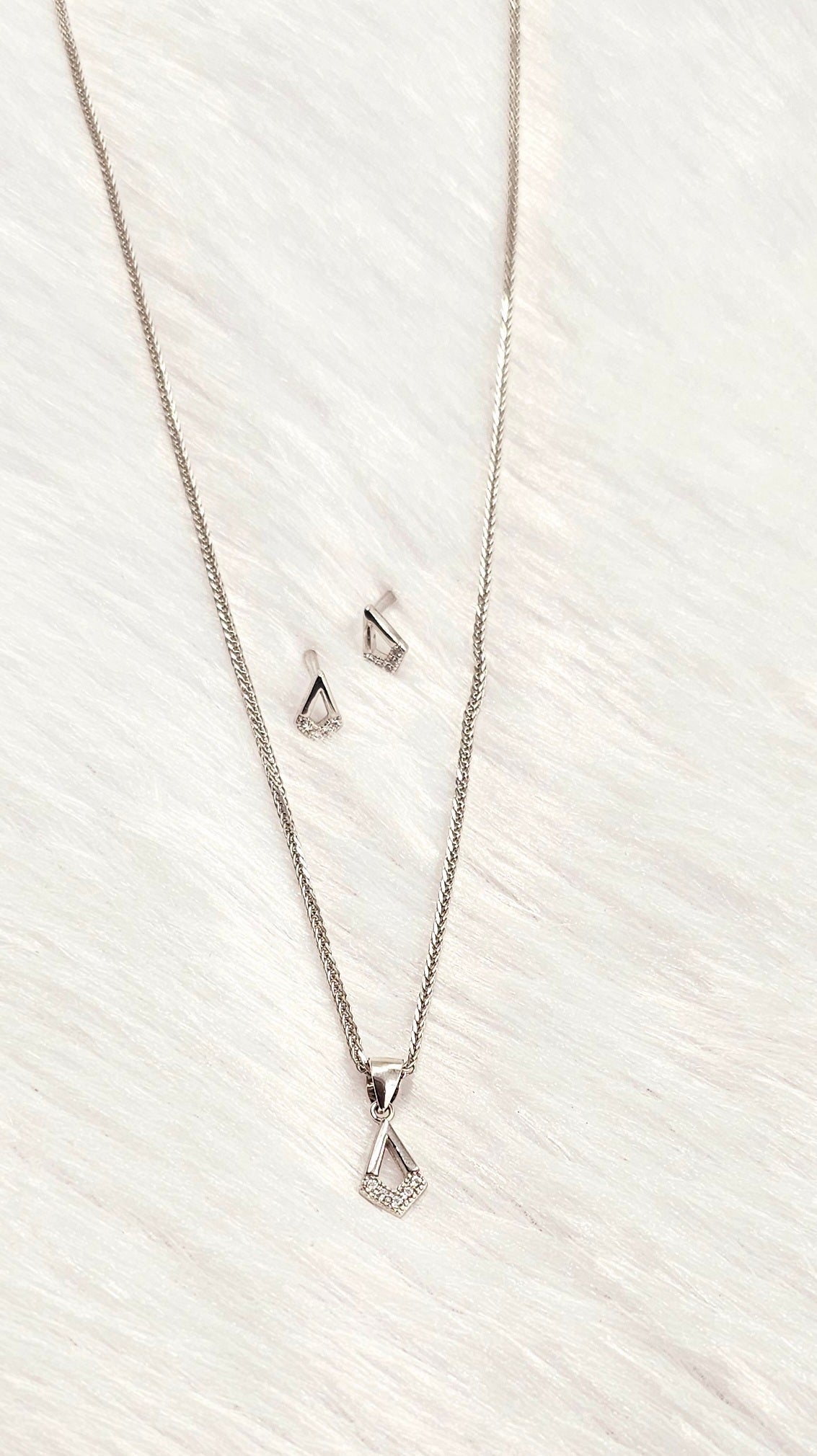 92.50 Silver Chain Pendent Set 31