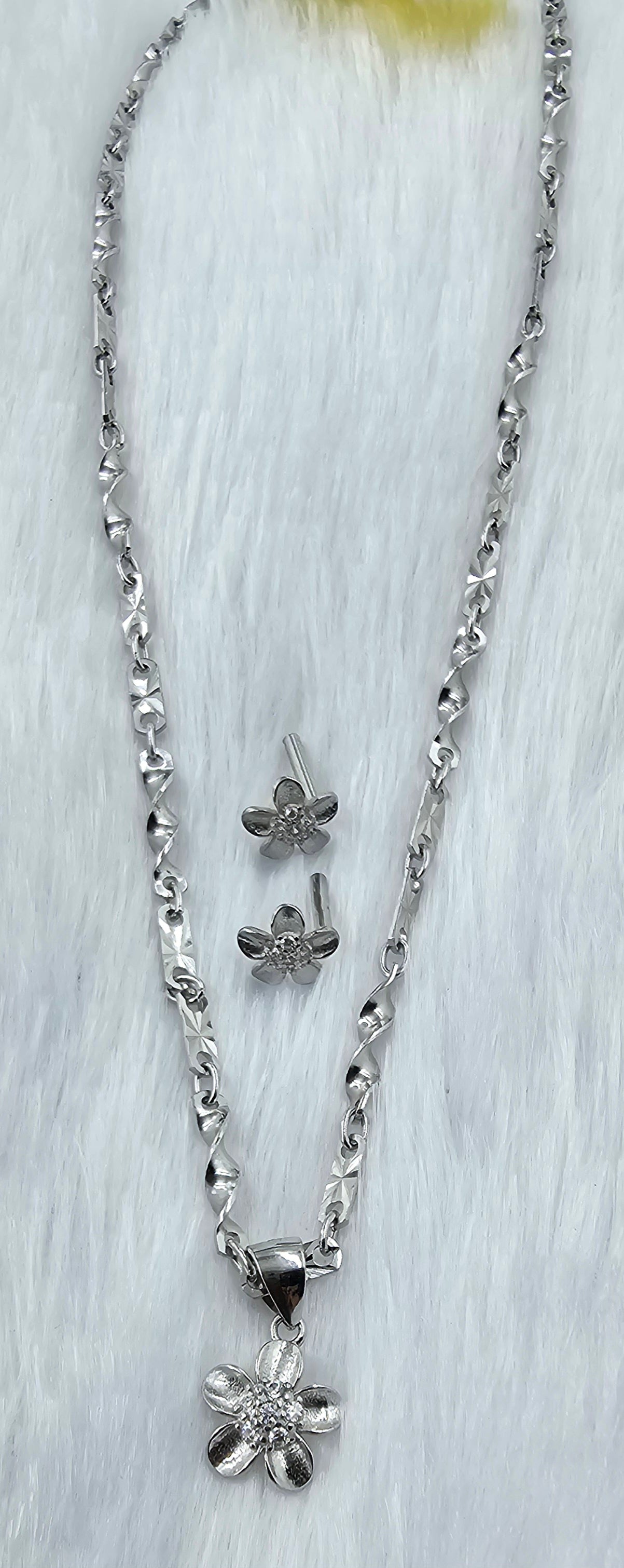 92.50 Silver Chain Pendent Set 133