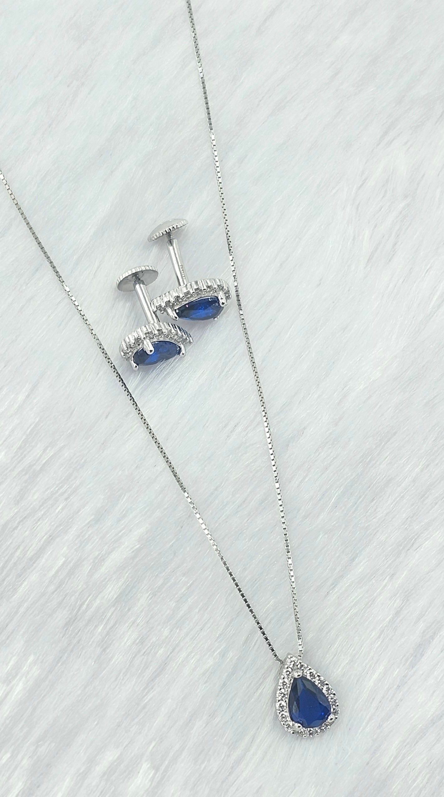 92.50 Silver Chain Pendent Set 226